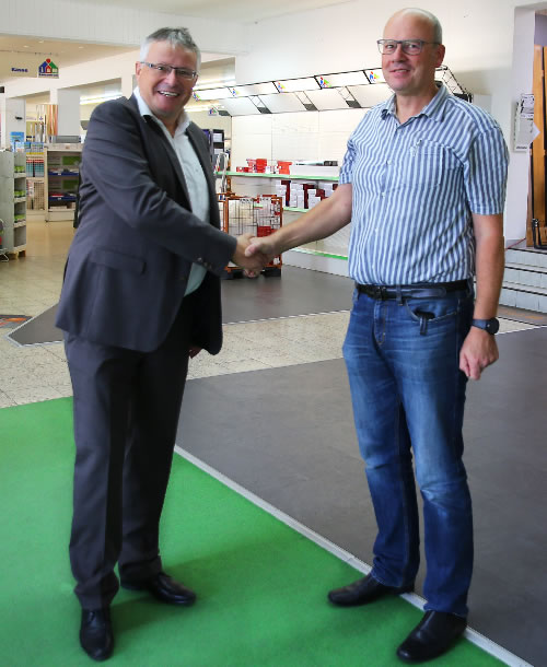 Signum Geschäftsführer Felix Hochapfel und Armin Petry, Inhaber von Petry Bauzentrum kundenjubilaum warenwirtschaftssystem signum petry